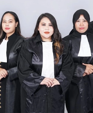 Tim hukum PengacaraTangerang.com sedang berdiskusi